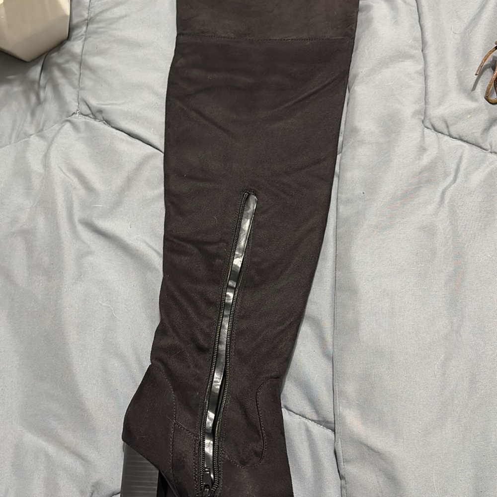 👢 Boots - Picture 4 of 5